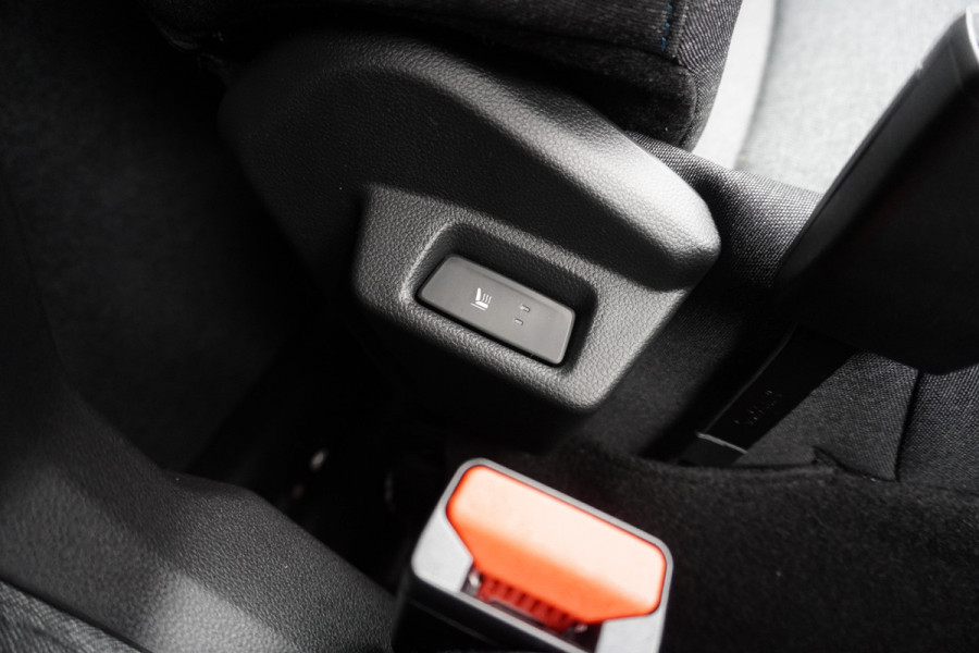 Renault Master T35 2.0 dCi 170PK L2H2 Extra Schuifdeur L / R DEMO!! Nr. V179 | Climate | Navi | Cruise | Trekhaak | Betimmering laadruimte