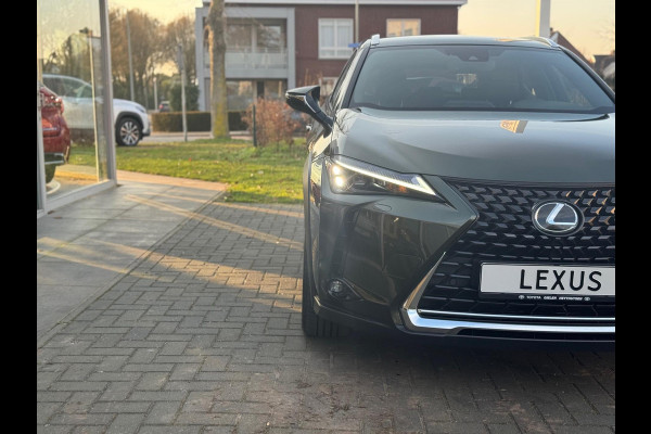 Lexus UX 250h Preference Line | Nieuwe multimedia, 18 inch, Dodehoekherkenning, Stoel + Stuurverwarming, Parkeersensoren