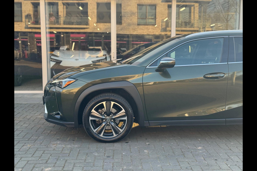 Lexus UX 250h Preference Line | Nieuwe multimedia, 18 inch, Dodehoekherkenning, Stoel + Stuurverwarming, Parkeersensoren