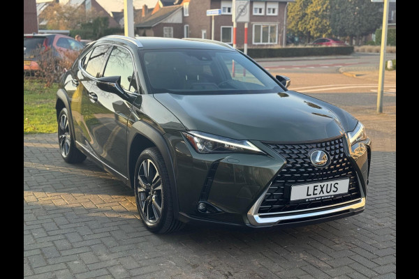 Lexus UX 250h Preference Line | Nieuwe multimedia, 18 inch, Dodehoekherkenning, Stoel + Stuurverwarming, Parkeersensoren