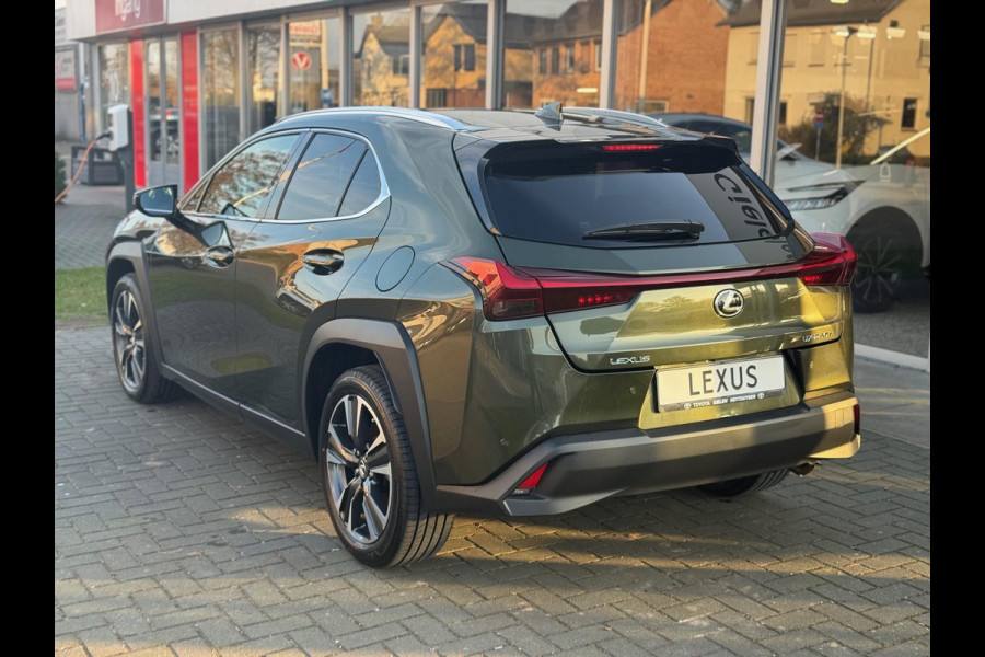 Lexus UX 250h Preference Line | Nieuwe multimedia, 18 inch, Dodehoekherkenning, Stoel + Stuurverwarming, Parkeersensoren