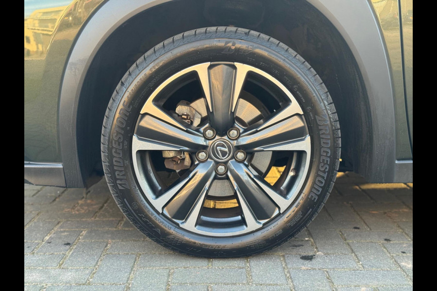 Lexus UX 250h Preference Line | Nieuwe multimedia, 18 inch, Dodehoekherkenning, Stoel + Stuurverwarming, Parkeersensoren