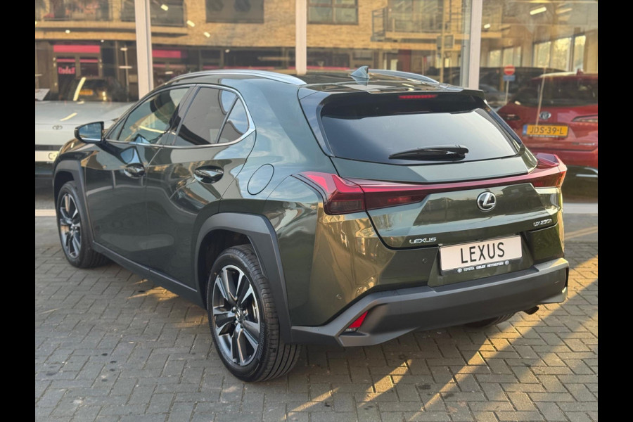 Lexus UX 250h Preference Line | Nieuwe multimedia, 18 inch, Dodehoekherkenning, Stoel + Stuurverwarming, Parkeersensoren