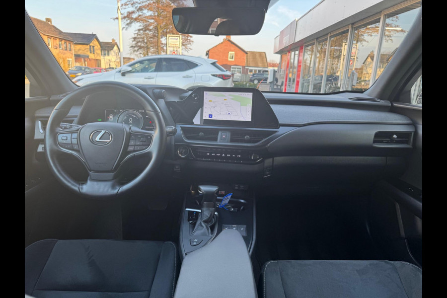 Lexus UX 250h Preference Line | Nieuwe multimedia, 18 inch, Dodehoekherkenning, Stoel + Stuurverwarming, Parkeersensoren