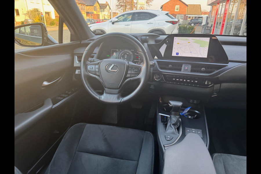 Lexus UX 250h Preference Line | Nieuwe multimedia, 18 inch, Dodehoekherkenning, Stoel + Stuurverwarming, Parkeersensoren