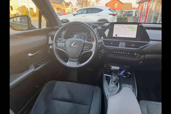 Lexus UX 250h Preference Line | Nieuwe multimedia, 18 inch, Dodehoekherkenning, Stoel + Stuurverwarming, Parkeersensoren