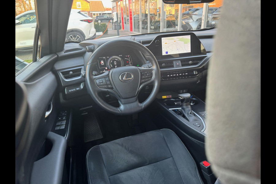 Lexus UX 250h Preference Line | Nieuwe multimedia, 18 inch, Dodehoekherkenning, Stoel + Stuurverwarming, Parkeersensoren