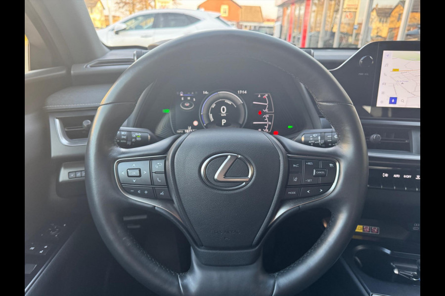 Lexus UX 250h Preference Line | Nieuwe multimedia, 18 inch, Dodehoekherkenning, Stoel + Stuurverwarming, Parkeersensoren