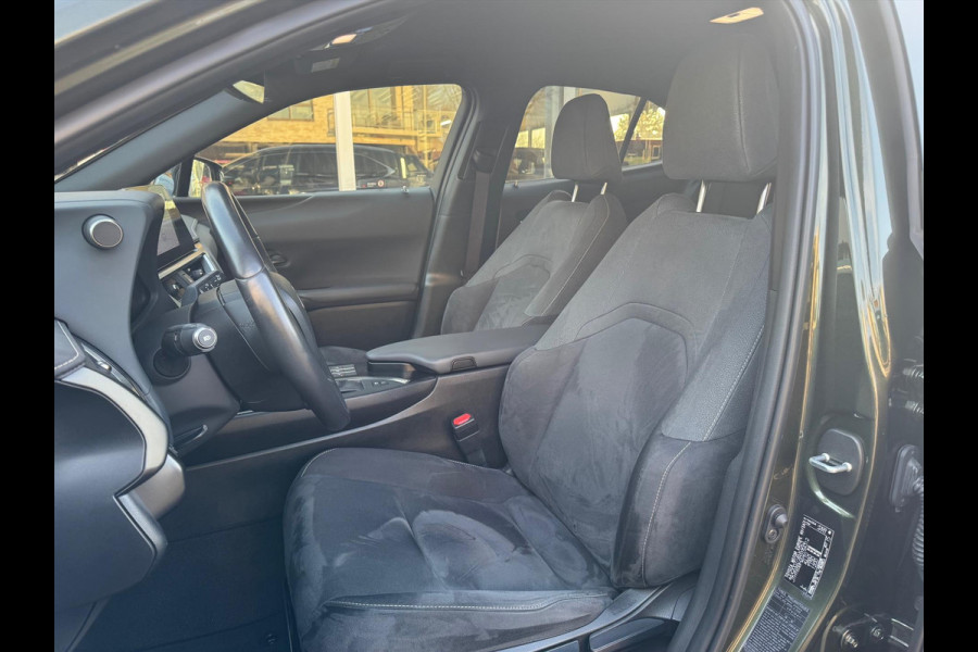 Lexus UX 250h Preference Line | Nieuwe multimedia, 18 inch, Dodehoekherkenning, Stoel + Stuurverwarming, Parkeersensoren
