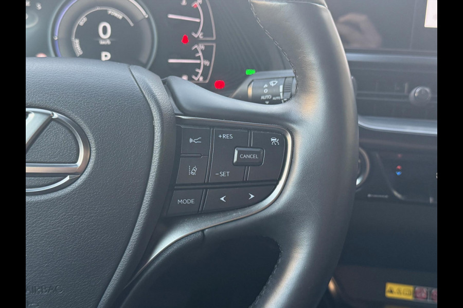 Lexus UX 250h Preference Line | Nieuwe multimedia, 18 inch, Dodehoekherkenning, Stoel + Stuurverwarming, Parkeersensoren