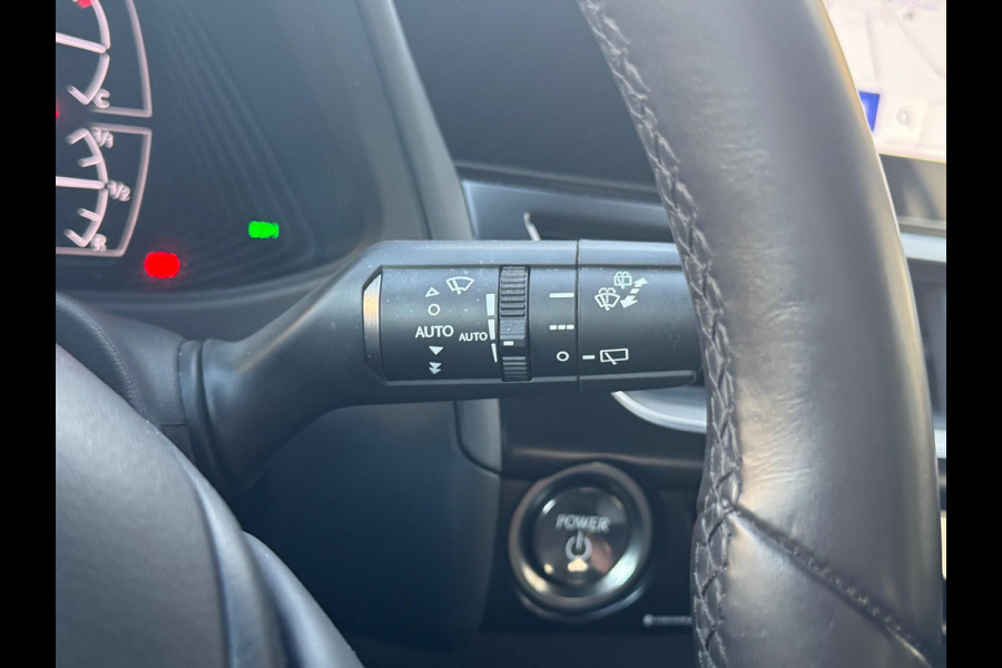 Lexus UX 250h Preference Line | Nieuwe multimedia, 18 inch, Dodehoekherkenning, Stoel + Stuurverwarming, Parkeersensoren