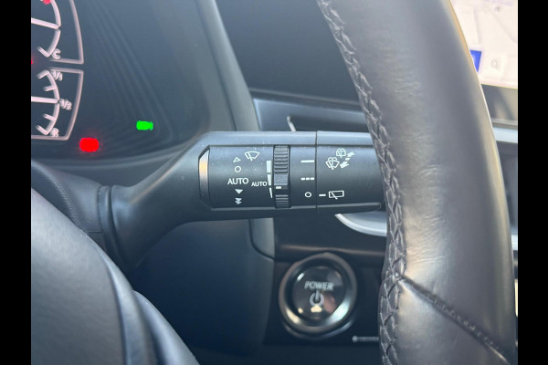 Lexus UX 250h Preference Line | Nieuwe multimedia, 18 inch, Dodehoekherkenning, Stoel + Stuurverwarming, Parkeersensoren
