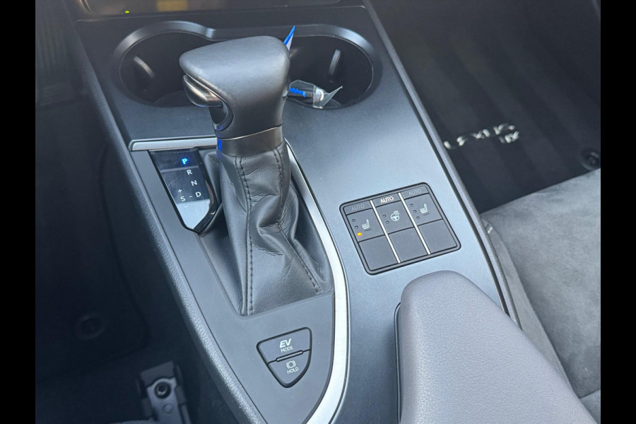 Lexus UX 250h Preference Line | Nieuwe multimedia, 18 inch, Dodehoekherkenning, Stoel + Stuurverwarming, Parkeersensoren