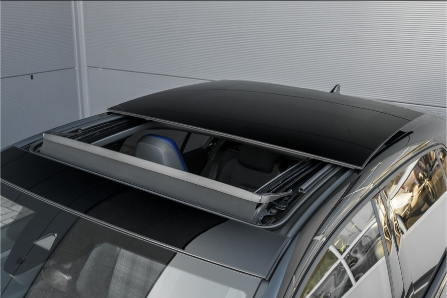 Volkswagen Golf 1.5 eHybrid GTE Pano Matrix ACC HUD Trekhaak Sfeerverlichting