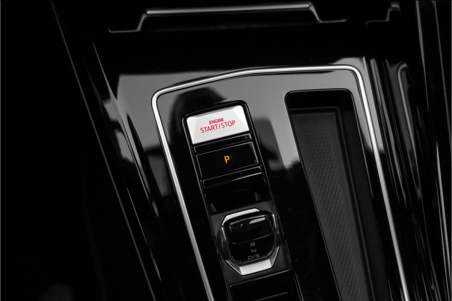 Volkswagen Golf 1.5 eHybrid GTE Pano Matrix ACC HUD Trekhaak Sfeerverlichting