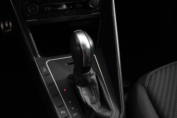 Volkswagen Polo 1.5 TSI 150pk DSG R-Line | Navigatie | Apple Carplay / Android Auto | Adaptive Cruise Control | Stoelverwarming | Privacy Glass | DAB |