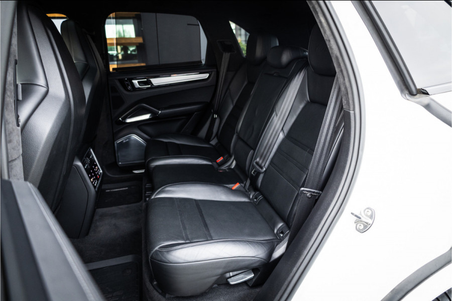 Porsche Cayenne 4.0 Turbo - Origineel NL | Sport Chrhono + | Luchtvering | Elek. Trekhaak