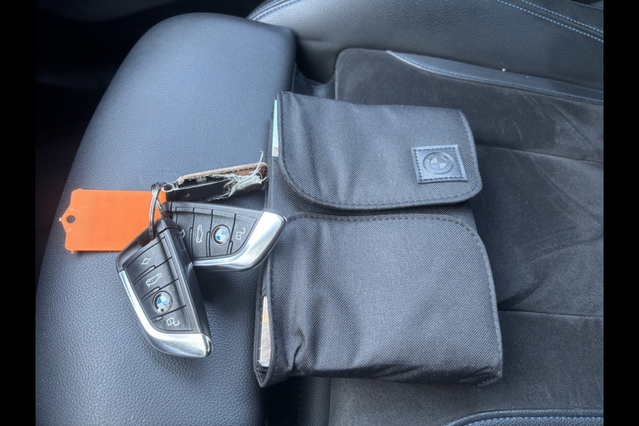 BMW 3 Serie Touring 318i Business Edition | M Pakket | Sfeerverlichting | Apple Carplay | Parkeercamera