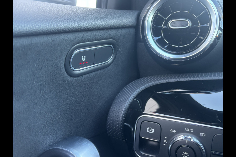 Mercedes-Benz A-Klasse 160 Business Solution AMG Pakket Mountain Gray Metallic! | Stoelverwarming | Apple Carplay | Lane Assist