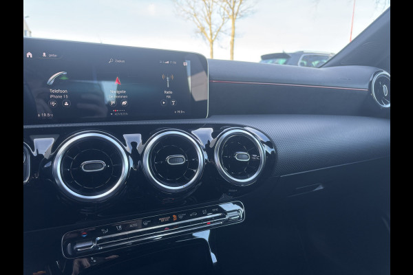 Mercedes-Benz A-Klasse 160 Business Solution AMG Pakket Mountain Gray Metallic! | Stoelverwarming | Apple Carplay | Lane Assist