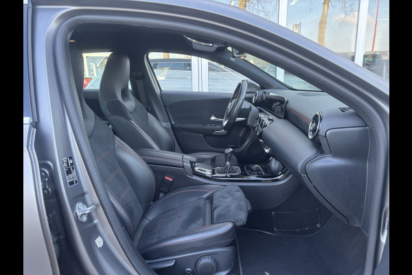 Mercedes-Benz A-Klasse 160 Business Solution AMG Pakket Mountain Gray Metallic! | Stoelverwarming | Apple Carplay | Lane Assist