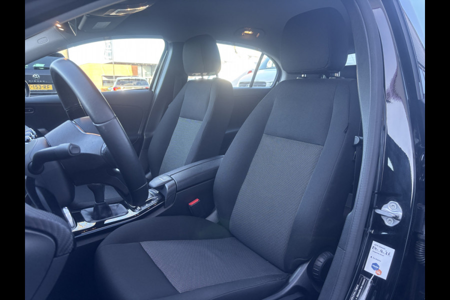 Mercedes-Benz A-Klasse 160 Business Solution | Mbux | Stoelverwarming | Parkeercamera | Lane Assist