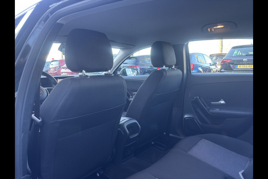 Mercedes-Benz A-Klasse 160 Business Solution | Mbux | Stoelverwarming | Parkeercamera | Lane Assist