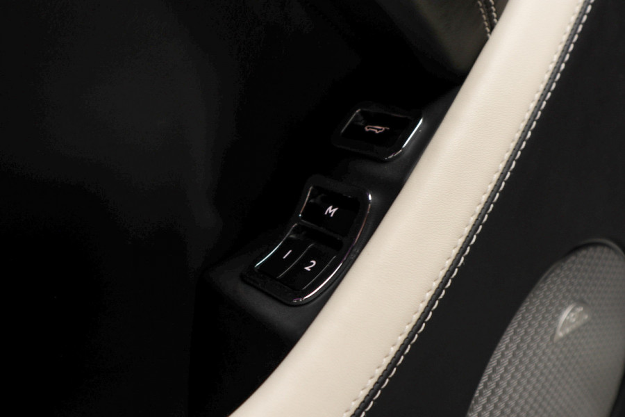 Bentley Bentayga 6.0 W12 Speed HUD Massage Panodak Leer ACC Keyless 360 Camera Elektr. achterklep Luchtvering Alcantara hemelbekleding Elektr. verstelbare stoelen voor & achter met memory Navi PDC Naim Soundsystem LM velgen