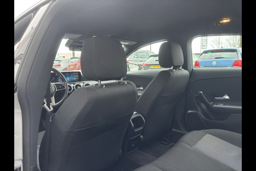 Mercedes-Benz CLA-Klasse Shooting Brake 180 Business Solution | Mbux | Stoelverwarming | Parkeer Camera | Elektrische Achterklep