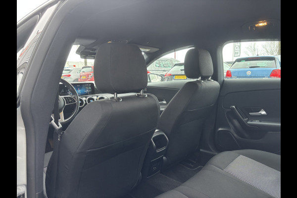 Mercedes-Benz CLA-Klasse Shooting Brake 180 Business Solution | Mbux | Stoelverwarming | Parkeer Camera | Elektrische Achterklep