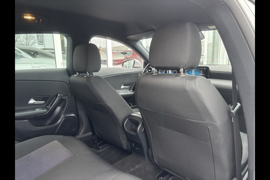 Mercedes-Benz CLA-Klasse Shooting Brake 180 Business Solution | Mbux | Stoelverwarming | Parkeer Camera | Elektrische Achterklep