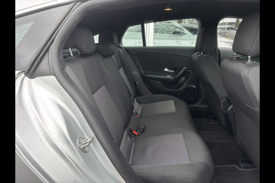 Mercedes-Benz CLA-Klasse Shooting Brake 180 Business Solution | Mbux | Stoelverwarming | Parkeer Camera | Elektrische Achterklep