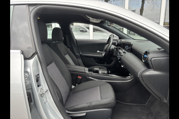 Mercedes-Benz CLA-Klasse Shooting Brake 180 Business Solution | Mbux | Stoelverwarming | Parkeer Camera | Elektrische Achterklep