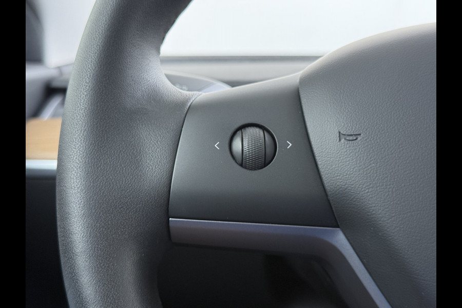 Tesla Model 3 RWD SR Plus 325PK LFP Accu AutoPilot Leer Pano-Dak Adaptive-Cruise Camera's Elektr.-Stuur+Stoelen+Spiegels+Geheugen+Easy-Entry+V Navi LED DAB Voorverwarmen Keyless One-Pedal-Drive Lmv 18" SOH 89% 1e Eigenaar Origineel Nederlandse Auto Fabrieks Garantie op Accu en Motor tot 4-12-2028/160.000km