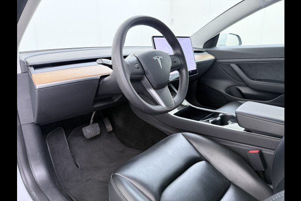 Tesla Model 3 RWD SR Plus 325PK LFP Accu AutoPilot Leer Pano-Dak Adaptive-Cruise Camera's Elektr.-Stuur+Stoelen+Spiegels+Geheugen+Easy-Entry+V Navi LED DAB Voorverwarmen Keyless One-Pedal-Drive Lmv 18" SOH 89% 1e Eigenaar Origineel Nederlandse Auto Fabrieks Garantie op Accu en Motor tot 4-12-2028/160.000km