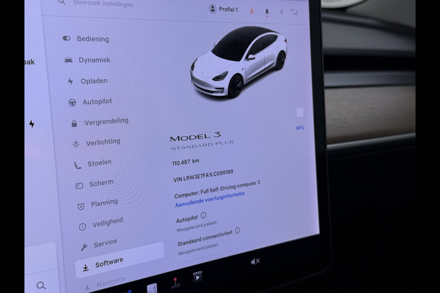 Tesla Model 3 RWD SR Plus 325PK LFP Accu AutoPilot Leer Pano-Dak Adaptive-Cruise Camera's Elektr.-Stuur+Stoelen+Spiegels+Geheugen+Easy-Entry+V Navi LED DAB Voorverwarmen Keyless One-Pedal-Drive Lmv 18" SOH 89% 1e Eigenaar Origineel Nederlandse Auto Fabrieks Garantie op Accu en Motor tot 4-12-2028/160.000km