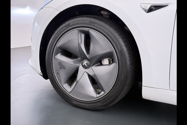 Tesla Model 3 RWD SR Plus 325PK LFP Accu AutoPilot Leer Pano-Dak Adaptive-Cruise Camera's Elektr.-Stuur+Stoelen+Spiegels+Geheugen+Easy-Entry+V Navi LED DAB Voorverwarmen Keyless One-Pedal-Drive Lmv 18" SOH 89% 1e Eigenaar Origineel Nederlandse Auto Fabrieks Garantie op Accu en Motor tot 4-12-2028/160.000km