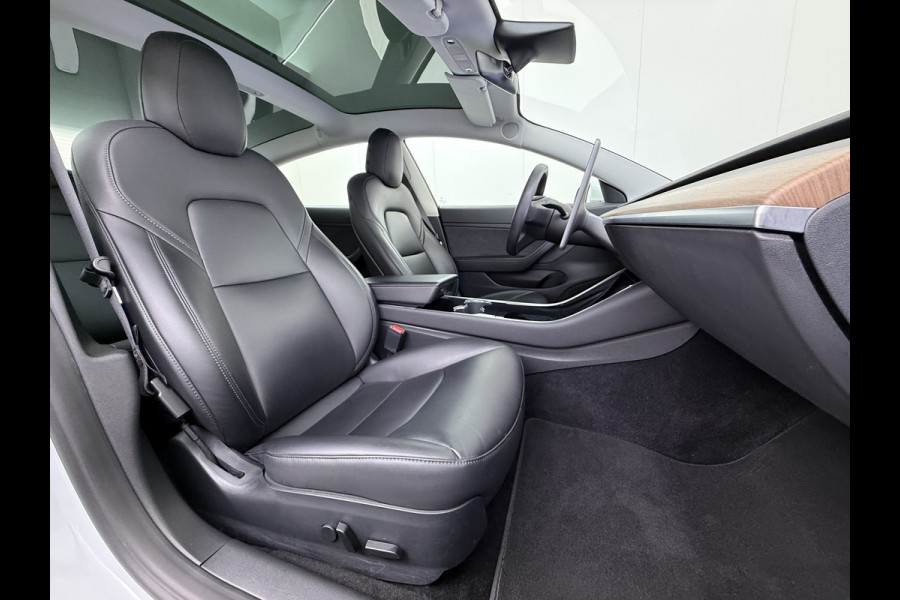 Tesla Model 3 RWD SR Plus 325PK LFP Accu AutoPilot Leer Pano-Dak Adaptive-Cruise Camera's Elektr.-Stuur+Stoelen+Spiegels+Geheugen+Easy-Entry+V Navi LED DAB Voorverwarmen Keyless One-Pedal-Drive Lmv 18" SOH 89% 1e Eigenaar Origineel Nederlandse Auto Fabrieks Garantie op Accu en Motor tot 4-12-2028/160.000km