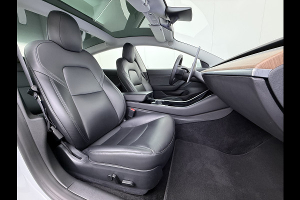 Tesla Model 3 RWD SR Plus 325PK LFP Accu AutoPilot Leer Pano-Dak Adaptive-Cruise Camera's Elektr.-Stuur+Stoelen+Spiegels+Geheugen+Easy-Entry+V Navi LED DAB Voorverwarmen Keyless One-Pedal-Drive Lmv 18" SOH 89% 1e Eigenaar Origineel Nederlandse Auto Fabrieks Garantie op Accu en Motor tot 4-12-2028/160.000km