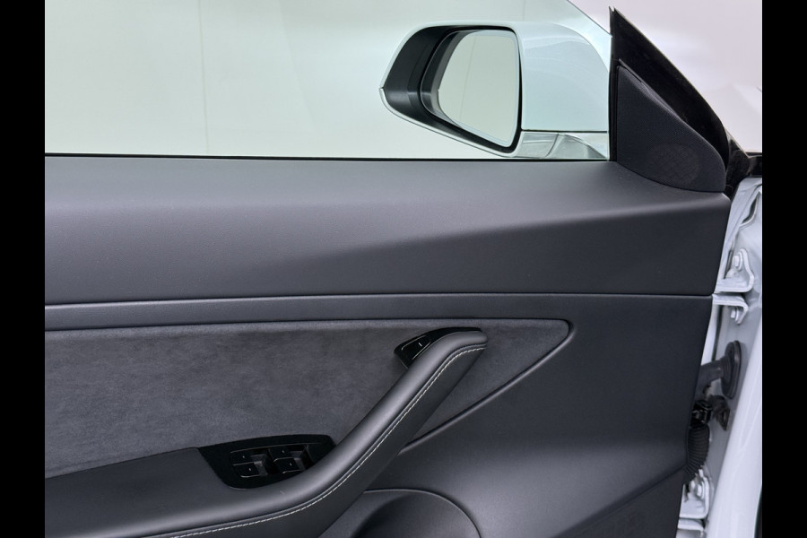 Tesla Model 3 RWD SR Plus 325PK LFP Accu AutoPilot Leer Pano-Dak Adaptive-Cruise Camera's Elektr.-Stuur+Stoelen+Spiegels+Geheugen+Easy-Entry+V Navi LED DAB Voorverwarmen Keyless One-Pedal-Drive Lmv 18" SOH 89% 1e Eigenaar Origineel Nederlandse Auto Fabrieks Garantie op Accu en Motor tot 4-12-2028/160.000km