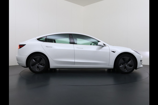 Tesla Model 3 RWD SR Plus 325PK LFP Accu AutoPilot Leer Pano-Dak Adaptive-Cruise Camera's Elektr.-Stuur+Stoelen+Spiegels+Geheugen+Easy-Entry+V Navi LED DAB Voorverwarmen Keyless One-Pedal-Drive Lmv 18" SOH 89% 1e Eigenaar Origineel Nederlandse Auto Fabrieks Garantie op Accu en Motor tot 4-12-2028/160.000km