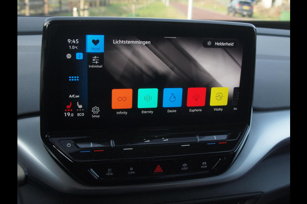 Volkswagen ID.4 First 77 kWh | SOH 90 % | Camera | Trekhaak | Sfeerverlichting | Apple Carplay |