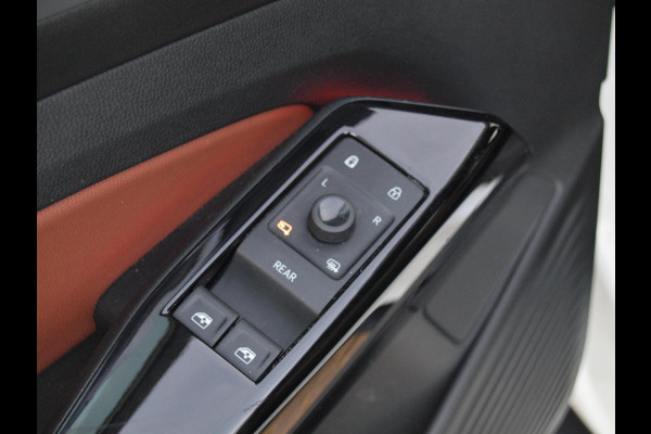 Volkswagen ID.4 First 77 kWh | SOH 90 % | Camera | Trekhaak | Sfeerverlichting | Apple Carplay |