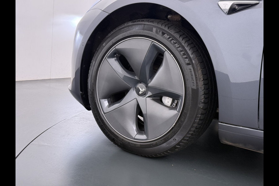 Tesla Model 3 Long Range AWD 75kWh Trekhaak Warmtepomp Lmv 18" AutoPilot Leder Pano-Dak Adaptive-Cruise Camera's Elektr.-Stuur+Stoelen+Spiegel Navi LED DAB Voorverwarmen interieur Keyless One-Pedal-Drive 4WD 1.000kg Trekvermogen Origineel Nederlandse Auto Fabrieksgarantie op Accu en Motor tot 25-09-2028/192.00km