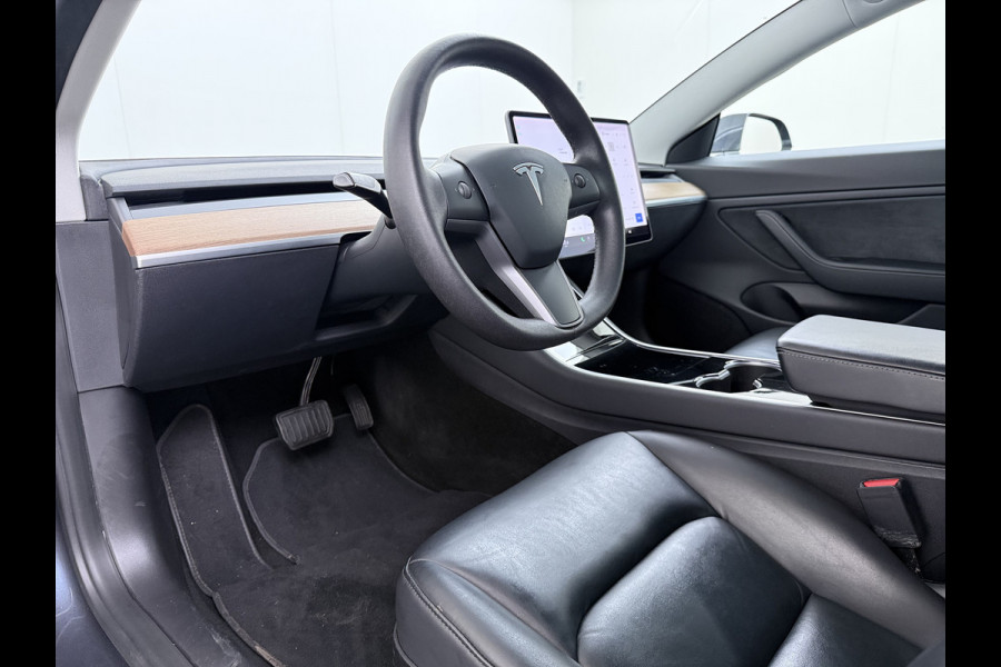 Tesla Model 3 Long Range AWD 75kWh Trekhaak Warmtepomp Lmv 18" AutoPilot Leder Pano-Dak Adaptive-Cruise Camera's Elektr.-Stuur+Stoelen+Spiegel Navi LED DAB Voorverwarmen interieur Keyless One-Pedal-Drive 4WD 1.000kg Trekvermogen Origineel Nederlandse Auto Fabrieksgarantie op Accu en Motor tot 25-09-2028/192.00km