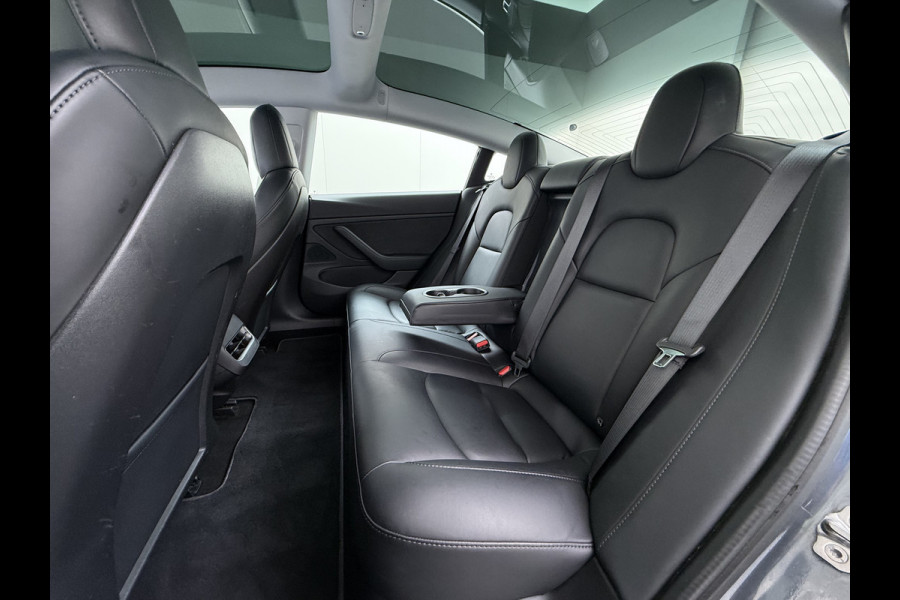 Tesla Model 3 Long Range AWD 75kWh Trekhaak Warmtepomp Lmv 18" AutoPilot Leder Pano-Dak Adaptive-Cruise Camera's Elektr.-Stuur+Stoelen+Spiegel Navi LED DAB Voorverwarmen interieur Keyless One-Pedal-Drive 4WD 1.000kg Trekvermogen Origineel Nederlandse Auto Fabrieksgarantie op Accu en Motor tot 25-09-2028/192.00km