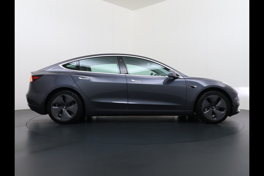 Tesla Model 3 Long Range AWD 75kWh Trekhaak Warmtepomp Lmv 18" AutoPilot Leder Pano-Dak Adaptive-Cruise Camera's Elektr.-Stuur+Stoelen+Spiegel Navi LED DAB Voorverwarmen interieur Keyless One-Pedal-Drive 4WD 1.000kg Trekvermogen Origineel Nederlandse Auto Fabrieksgarantie op Accu en Motor tot 25-09-2028/192.00km