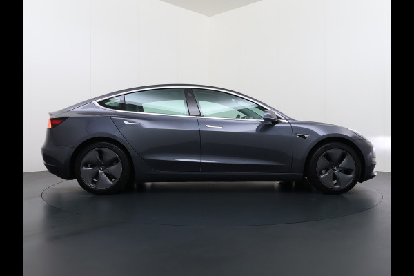 Tesla Model 3 Long Range AWD 75kWh Trekhaak Warmtepomp Lmv 18" AutoPilot Leder Pano-Dak Adaptive-Cruise Camera's Elektr.-Stuur+Stoelen+Spiegel Navi LED DAB Voorverwarmen interieur Keyless One-Pedal-Drive 4WD 1.000kg Trekvermogen Origineel Nederlandse Auto Fabrieksgarantie op Accu en Motor tot 25-09-2028/192.00km