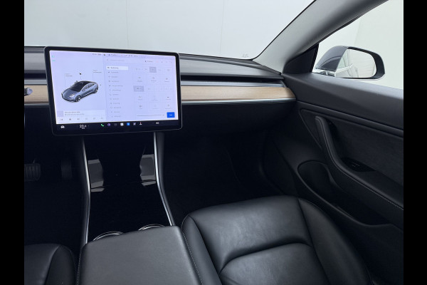Tesla Model 3 Long Range AWD 75kWh Trekhaak Warmtepomp Lmv 18" AutoPilot Leder Pano-Dak Adaptive-Cruise Camera's Elektr.-Stuur+Stoelen+Spiegel Navi LED DAB Voorverwarmen interieur Keyless One-Pedal-Drive 4WD 1.000kg Trekvermogen Origineel Nederlandse Auto Fabrieksgarantie op Accu en Motor tot 25-09-2028/192.00km