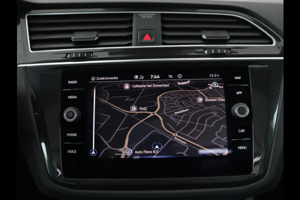 Volkswagen Tiguan 1.5 TSI Life Business | Panoramadak | Trekhaak | Camera | Virtual Cockpit | Park Assist | Adaptive cruise | Navigatie | Keyless | Full LED | Carplay |